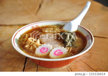 切り株のテーブルに置かれた醤油ラーメン 135316814