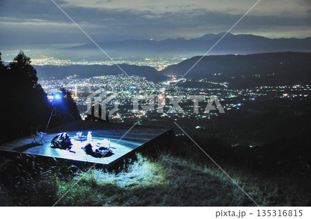 山頂のウッドデッキから望む美しい夜景 135316815