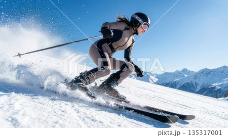 スキーで雪原を滑り降りる女性 135317001