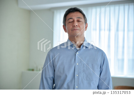 カメラ目線で立つ笑顔の60代の男性 135317053