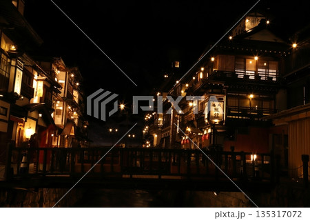 銀山温泉の夜景 銀山温泉の夜景 135317072