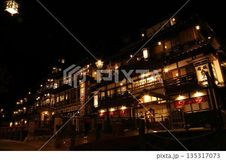 銀山温泉の夜景 135317073