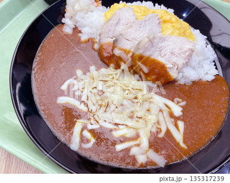 チーズ入りチキンコンフィのカレーライス とろけるチーズが贅沢な一皿 135317239