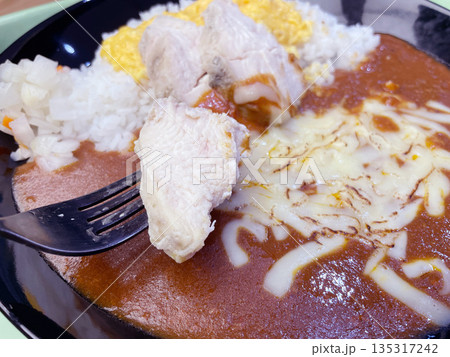 チーズ入りチキンコンフィのカレーライス とろけるチーズが贅沢な一皿 チーズ入りチキンコンフィのカレーライス とろけるチーズが贅沢な一皿 135317242