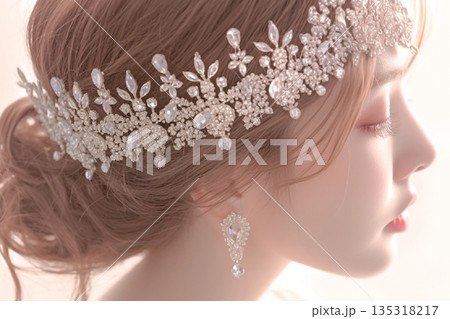 豪華なティアラをつけた女性 豪華なティアラをつけた女性 135318217
