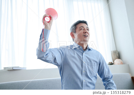 テレビ観戦で応援するシニア男性 テレビ観戦で応援するシニア男性 135318279