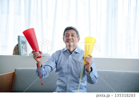 テレビ観戦で応援するシニア男性 135318283