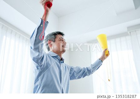 テレビ観戦で応援するシニア男性 テレビ観戦で応援するシニア男性 135318287