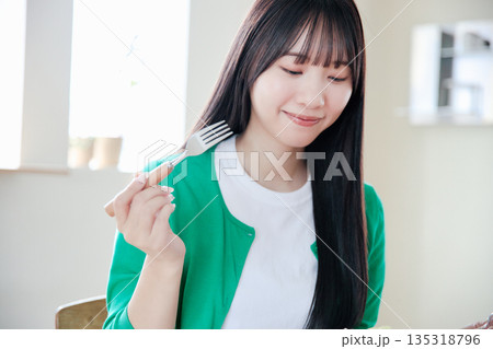 サラダを食べる若い女性 135318796