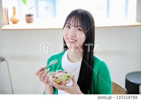 サラダを食べる若い女性 135318798