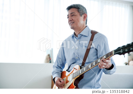 エレキギターを弾くシニア男性 135318842