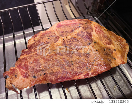 味噌漬け和牛モモステーキ グリルで焼いた香ばしい肉料理 味噌漬け和牛モモステーキ グリルで焼いた香ばしい肉料理 135318866