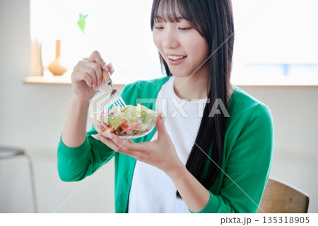 サラダを食べる若い女性 サラダを食べる若い女性 135318905