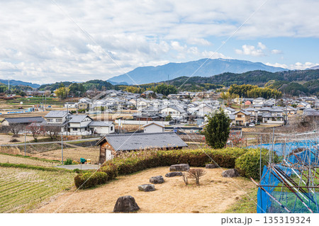 明日香村の農村風景　奈良県 135319324
