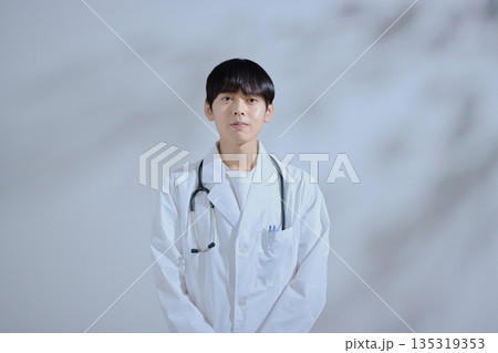 白衣の若い男性医師 白衣の若い男性医師 135319353
