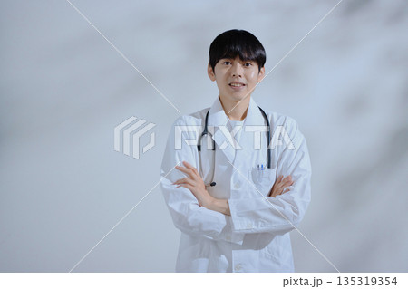 白衣の若い男性医師 白衣の若い男性医師 135319354