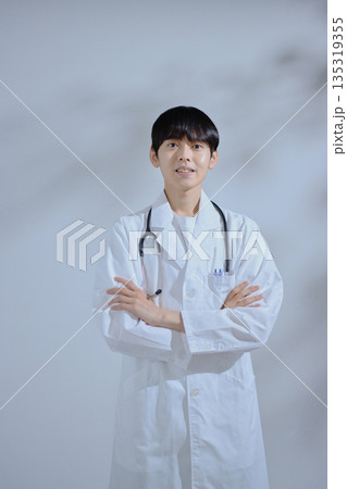 白衣の若い男性医師 135319355