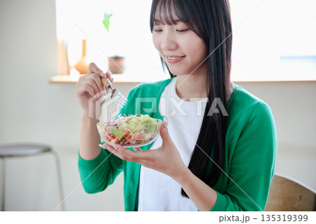 サラダを食べる若い女性 135319399