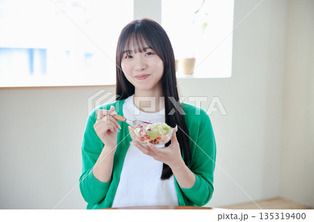 サラダを食べる若い女性 135319400