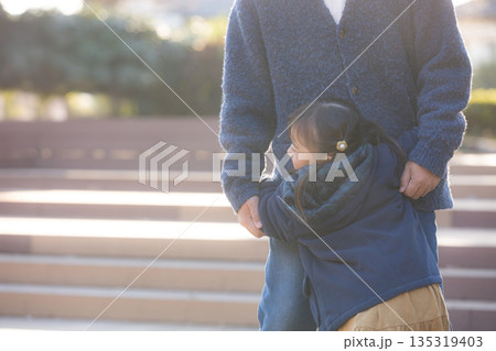 秋の紅葉の公園でパパに抱き着く笑顔の子どもの顔無し 愛着形成など子育てのイメージ 秋の紅葉の公園でパパに抱き着く笑顔の子どもの顔無し 愛着形成など子育てのイメージ 135319403