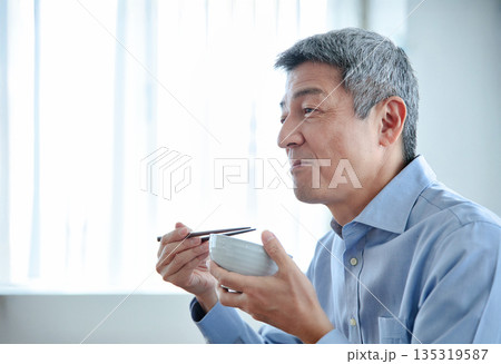 ご飯を食べるシニア男性 135319587
