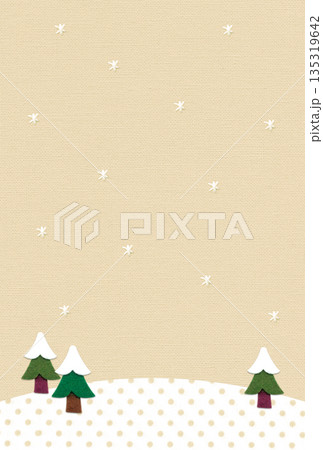 針葉樹と雪景色のアップリケイラスト背景素材／縦型・ベージュ 135319642