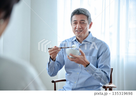 食事をするシニアの夫婦 135319698