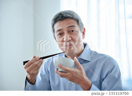 ご飯を食べるシニア男性 135319700