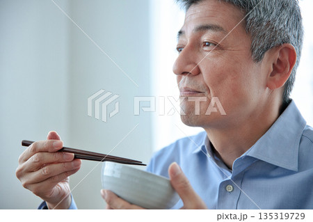 ご飯を食べるシニア男性 ご飯を食べるシニア男性 135319729
