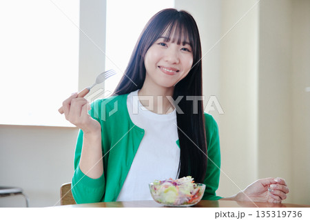 サラダを食べる若い女性 サラダを食べる若い女性 135319736