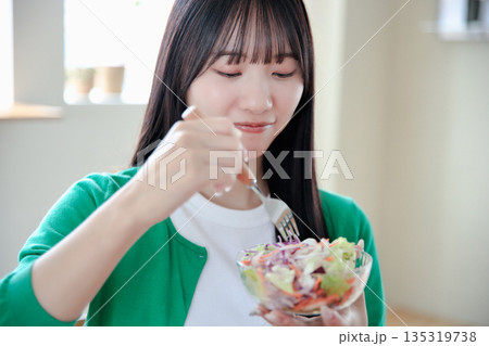 サラダを食べる若い女性 サラダを食べる若い女性 135319738