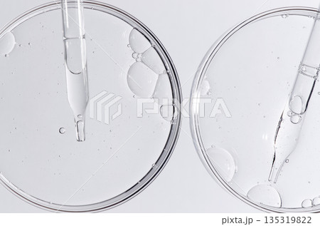 Liquid cosmetic product for the skin in a Petri dish. Liquid cosmetic product for the skin in a Petri dish. 135319822