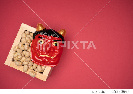 赤い背景に豆と鬼のお面を並べた節分イメージ 赤い背景に豆と鬼のお面を並べた節分イメージ 135320665