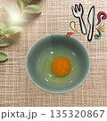 新鮮な生卵 135320867