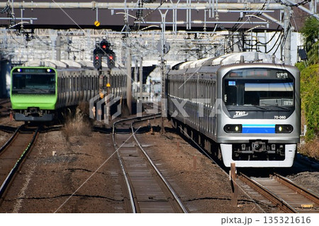 並走する東京臨海高速鉄道70-000形と山手線E235系 135321616