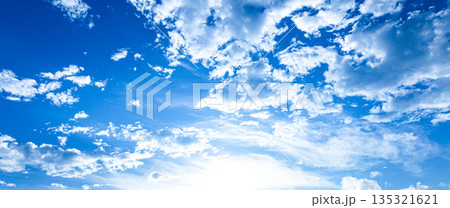 爽やかな青空と白い雲のシンプルな風景 爽やかな青空と白い雲のシンプルな風景 135321621