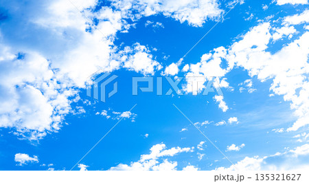 爽やかな青空と白い雲のシンプルな風景 爽やかな青空と白い雲のシンプルな風景 135321627