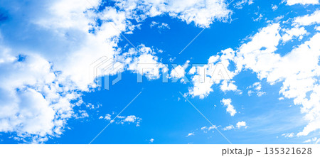 爽やかな青空と白い雲のシンプルな風景 135321628