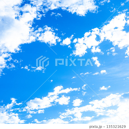 爽やかな青空と白い雲のシンプルな風景 爽やかな青空と白い雲のシンプルな風景 135321629