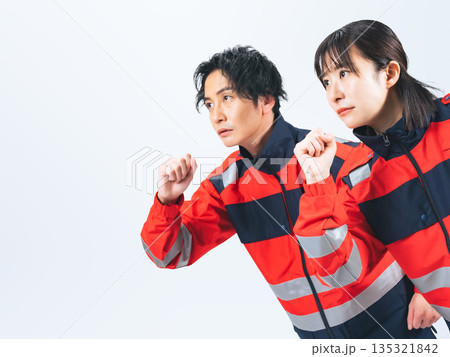 走るユニフォームを着た男女 135321842