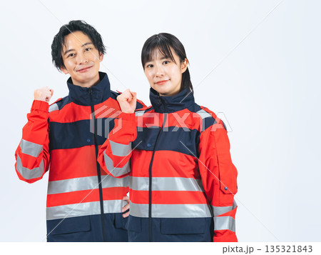 ガッツポーズするユニフォームを着た男女 135321843