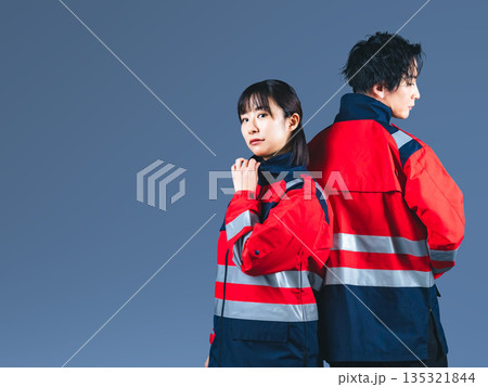 ユニフォームを着た男女 135321844
