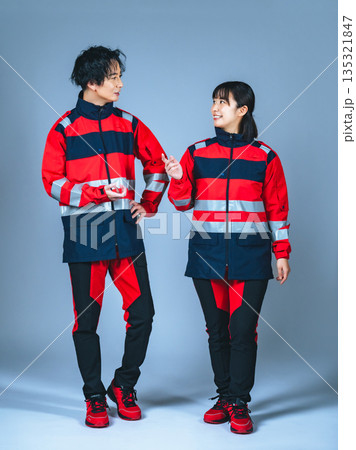 会話するユニフォームを着た男女の全身写真 135321847