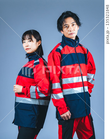 ユニフォームを着た男女 135321848