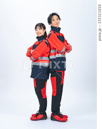 ユニフォームを着た男女の全身写真 ユニフォームを着た男女の全身写真 135321858