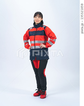 ユニフォームを着た女性の全身写真 135321859
