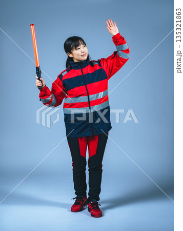 交通誘導するユニフォームを着た女性 135321863