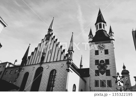 ドイツのミュンヘンにある新市庁舎のモノクロ写真 マリエン広場に聳えるネオゴシック建築の傑作 ドイツのミュンヘンにある新市庁舎のモノクロ写真 マリエン広場に聳えるネオゴシック建築の傑作 135322195