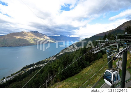 ニュージーランドのクイーンズタウンにあるスカイラインゴンドラからの絶景 ワカティプ湖と山々のパノラマ 135322441