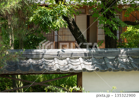 紫陽花と日本家屋 135322900
